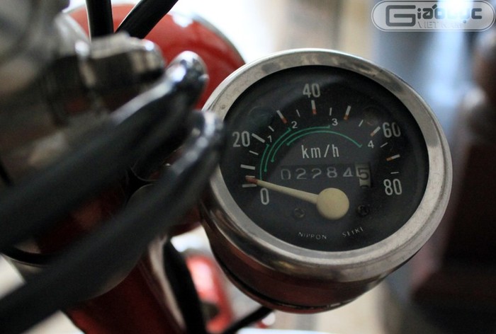 Đồng hồ công-tơ-mét đặc biệt chìa ra một bên của Lambretta D 125cc